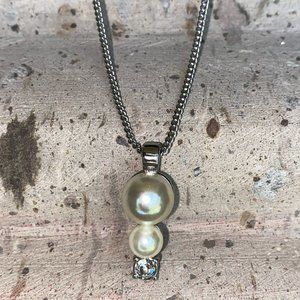 Necklace with Pearls in a  Rhodium plated chain